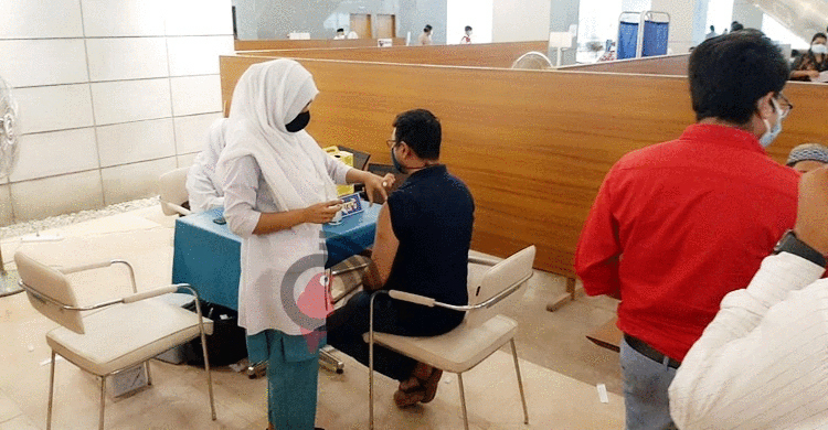 লকডাউনেও বিএসএমএমইউতে টিকা নিলেন ২০৭১ জন