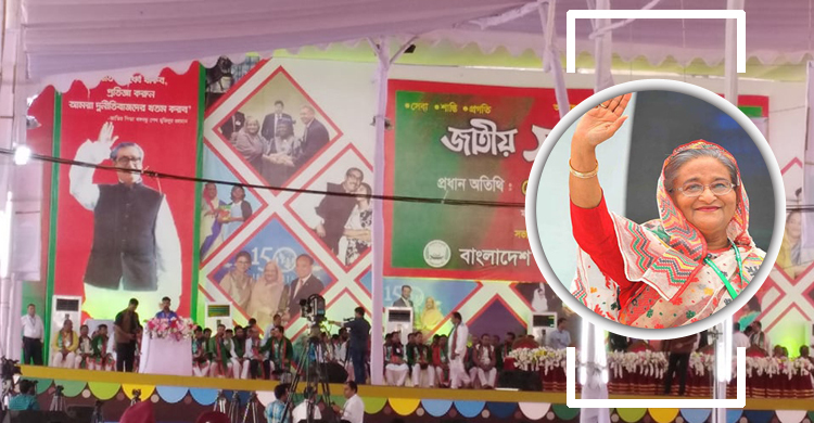 স্বেচ্ছাসেবক লীগের সম্মেলন মঞ্চে শেখ হাসিনা