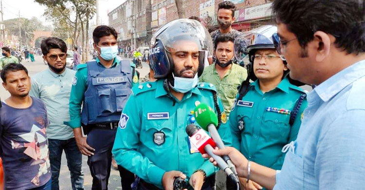 নীলক্ষেতে শিক্ষার্থীদের সরে যেতে ৫ মিনিট সময় দিল পুলিশ