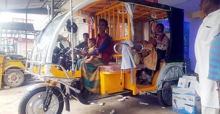 অসহায় পরিবারকে দেয়া সেই ইজিবাইকটি ছিনতাই