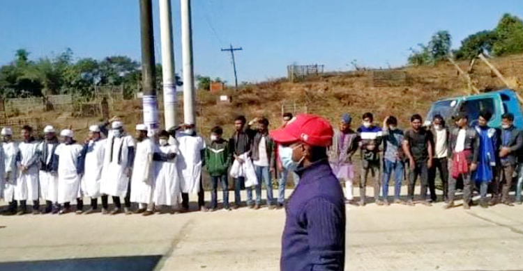 ‘রোহিঙ্গাদের কারণে ক্ষতিগ্রস্তরা’ কাফনের কাপড় পরে রাস্তায়