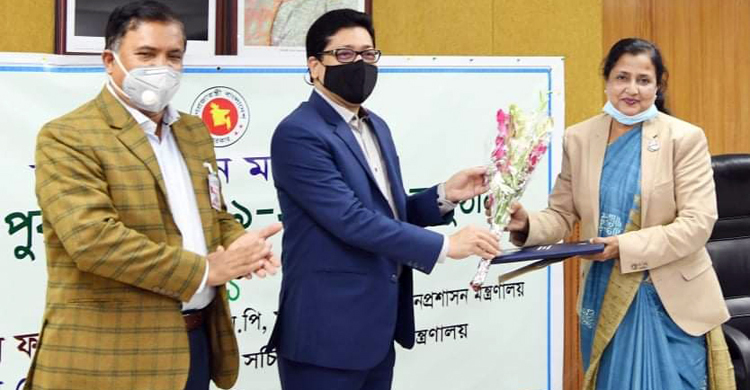 শুদ্ধাচার পুরস্কার পেলেন জনপ্রশাসন মন্ত্রণালয়ের ৩ জন