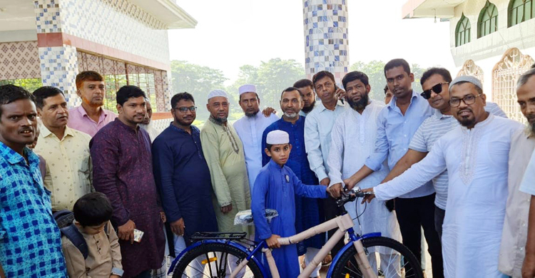 জামাতে নামাজ পড়ে সাইকেল উপহার পেলেন ১২ শিশু-কিশোর