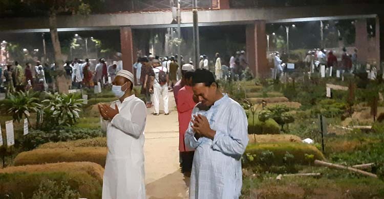 আজিমপুর কবরস্থানে স্বজনদের কান্না ও মোনাজাত