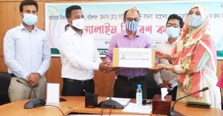 ডায়রিয়া রোগীদের সেবায় স্যালাইন দিলেন বরিশাল বিভাগীয় কমিশনার
