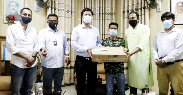 সন্তানের দুধ কিনতে রিকশা চালানো সেই চিত্রশিল্পীর পাশে বন্ধুরা