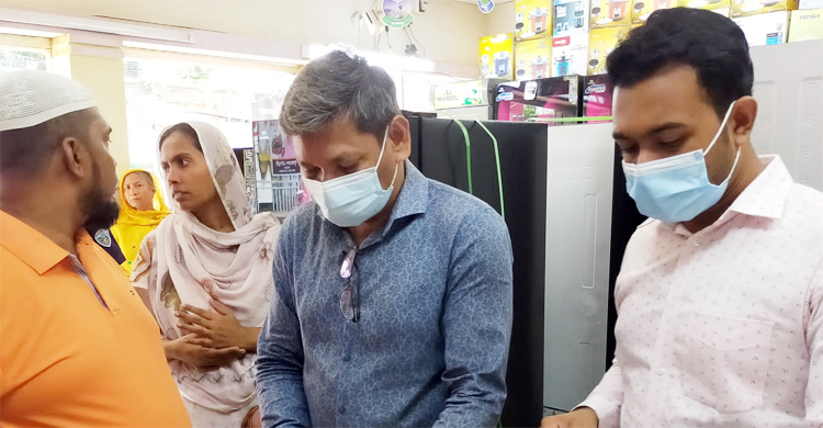 বেশি দামে ইলেকট্রনিক্স পণ্য বিক্রির দায়ে ৩ দোকানকে জরিমানা