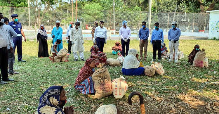 বৃত্তের মাঝে দাঁড় করিয়ে খাদ্য সামগ্রী বিতরণ