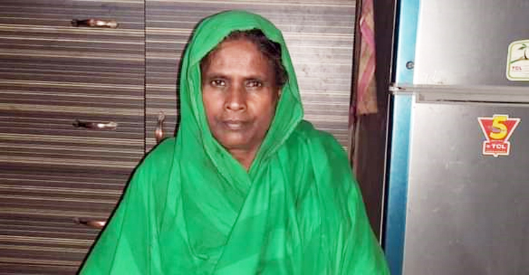 বিধবা ভাতার কার্ডটি ফেরত দিতে চান লাজিনা বেওয়া