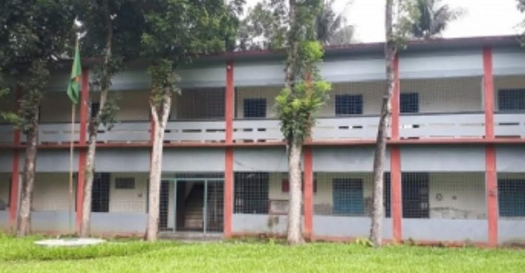 ৬০০ শিক্ষার্থীর পাঠদানে ৬ শিক্ষক, ধুঁকছে বিদ্যালয়