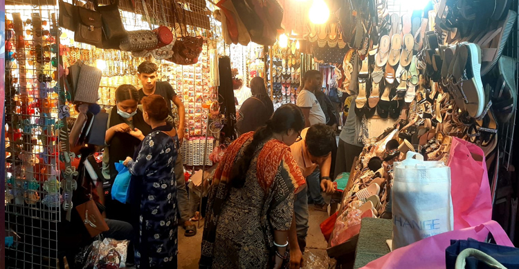 রাত ৮টায় বন্ধ হচ্ছে বিপণিবিতান, নজরদারি নেই মহল্লার দোকানপাটে