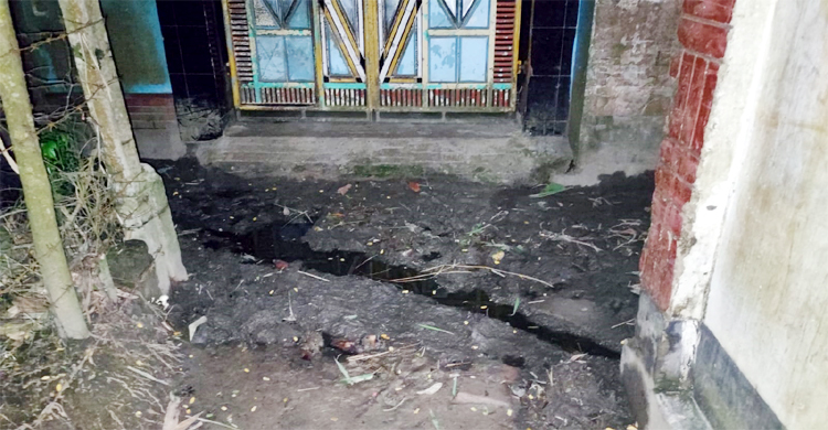 শত্রুতার জেরে দরজার সামনে ফেলা হচ্ছে গরুর মল-মূত্র