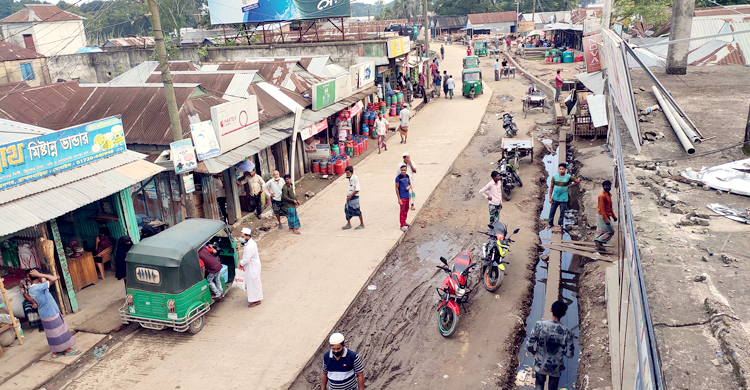 অন্যের জায়গায় রাস্তা তৈরির চেষ্টা ঠিকাদারের