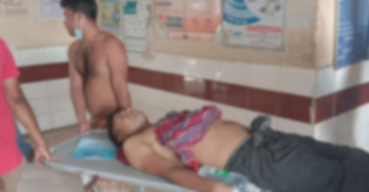 কোরবানি আসলেই দেখা দেয় মানসিক সমস্যা, নিজের বুকে যুবকের ছুরিকাঘাত