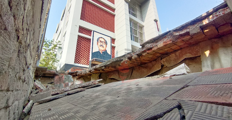 চালুর আগেই দেবে গেছে মুক্তিযোদ্ধা কমপ্লেক্সের বেজমেন্ট