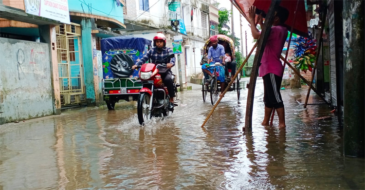 টানা বৃষ্টিতে বরগুনায় জলাবদ্ধতা, জনজীবনে ভোগান্তি