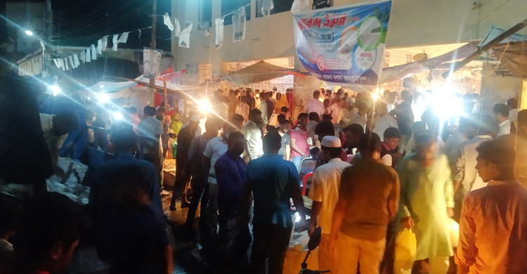 ইলিশ কিনতে রাতেও বরগুনা বাজারে ক্রেতাদের ভিড়