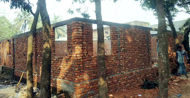উদ্ধারের নামে বিদ্যালয়ের জায়গায় বাড়ি বানাচ্ছেন সভাপতি!