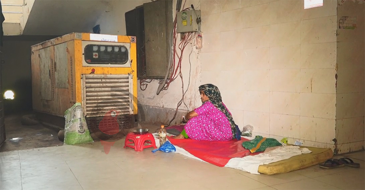 বরগুনা হাসপাতালে ডায়রিয়ার রোগীর চাপ, মেঝেতে চলছে চিকিৎসা