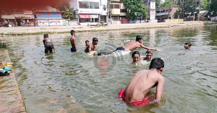 তীব্র তাপপ্রবাহে বিপর্যস্ত দক্ষিণাঞ্চলের জনজীবন