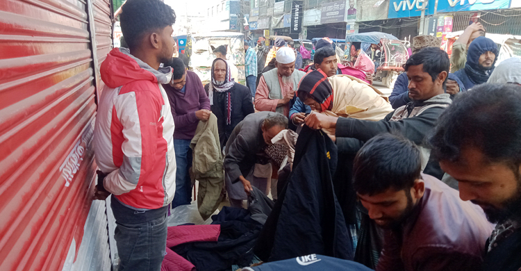 বরগুনায় কনকনে শীতে গরম কাপড়ের দামে আগুন