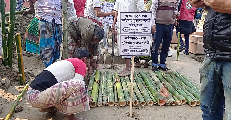 জড়িয়ে ধরে দগ্ধ হন মা-মেয়ে, এক কবরে দাফন