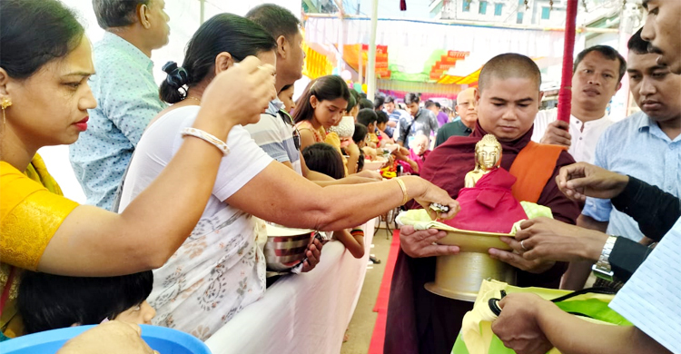 বান্দরবানে মহাপিণ্ড দানে শেষ হলো কঠিন চীবর দানোৎসব