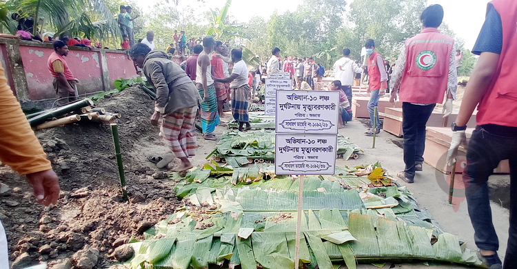 জড়িয়ে ধরে দগ্ধ হন মা-মেয়ে, এক কবরে দাফন