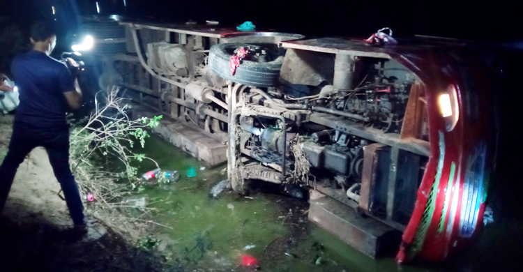 বাগেরহাটে নিয়ন্ত্রণ হারিয়ে যাত্রীবাহী বাস মৎস্যঘেরে, নিহত ১