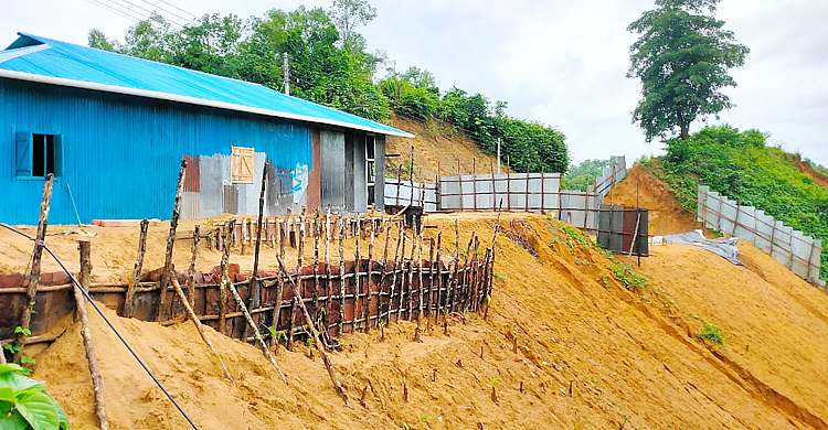 বান্দরবানে পাহাড়ধসের শঙ্কা, সরে যেতে মাইকিং