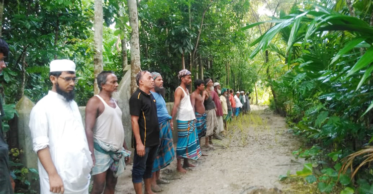 কাঁচা রাস্তায় চলাচলে দুর্ভোগ, ধানের চারা রোপণ করে প্রতিবাদ