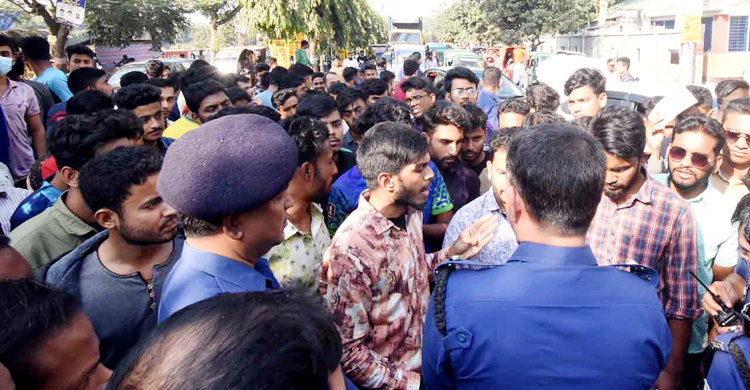 বগুড়ায় ছাত্রলীগের নেতাকর্মীদের সড়ক অবরোধ