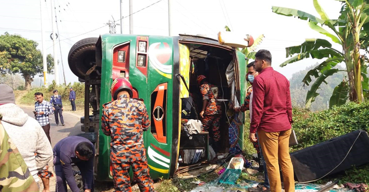রাঙ্গামাটিতে ৬০ যাত্রী নিয়ে উল্টে গেল পিকনিকের বাস