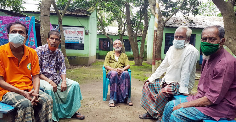 মন ভালো নেই বৃদ্ধাশ্রমে থাকা বাবাদের