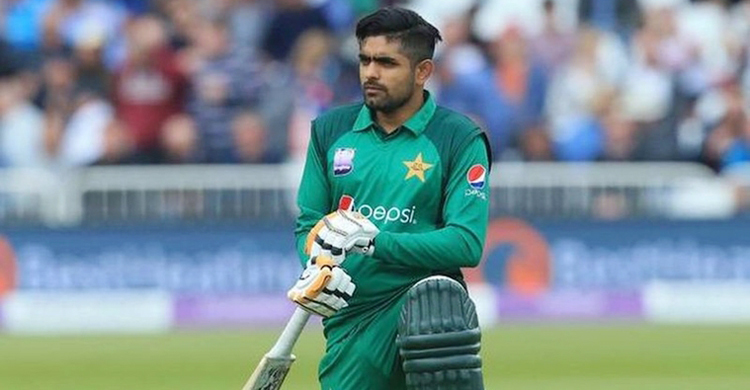 বাবর আজমকে নিচে নামিয়ে দিতে বললেন হাফিজ