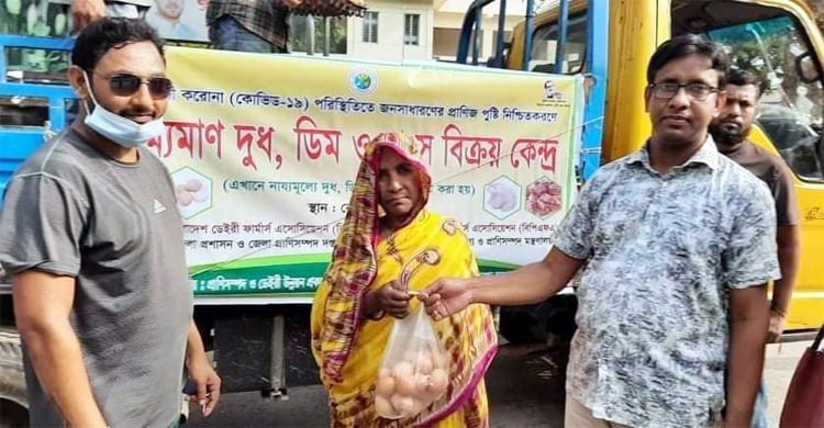 লকডাউনেও ভ্রাম্যমাণ ব্যবস্থায় মাছ-মাংস-দুধ-ডিম বিক্রি