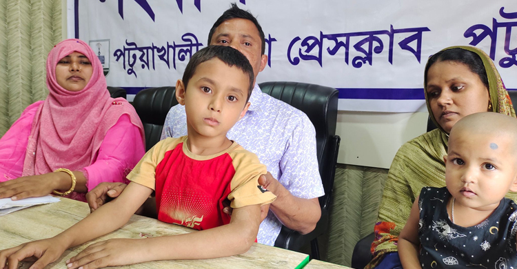 ডাক্তারের ‘ভুল চিকিৎসায়’ পঙ্গু হয়ে গেলো শিশু বাবর