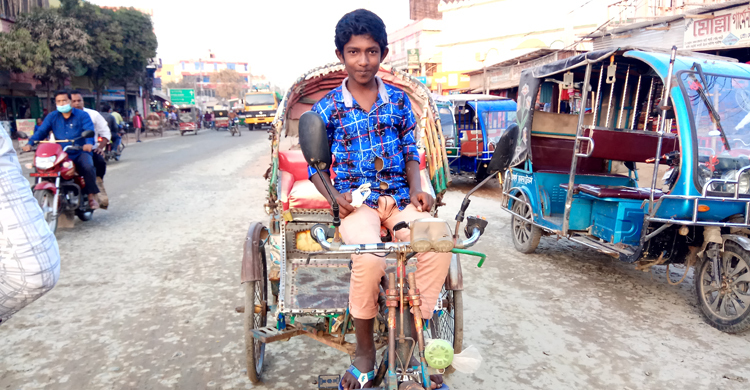 রিকশার প্যাডেলেই ঘোরে শিশু সৌরভের স্বপ্ন
