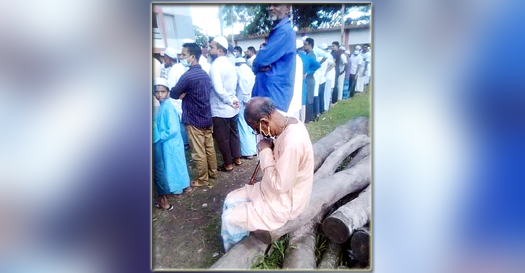 শেষযাত্রায় বন্ধুর জানাজার মাঠে সুধীর বাবু