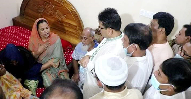 শুভ্র'র পরিবারের খোজঁখবর নিতে তার বাড়িতে গেলেন বাবু