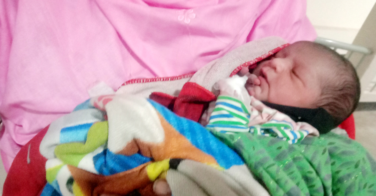প্রসবের পর পালিয়ে গেলেন মা, বাচ্চা নিয়ে তিন নারীর কাড়াকাড়ি