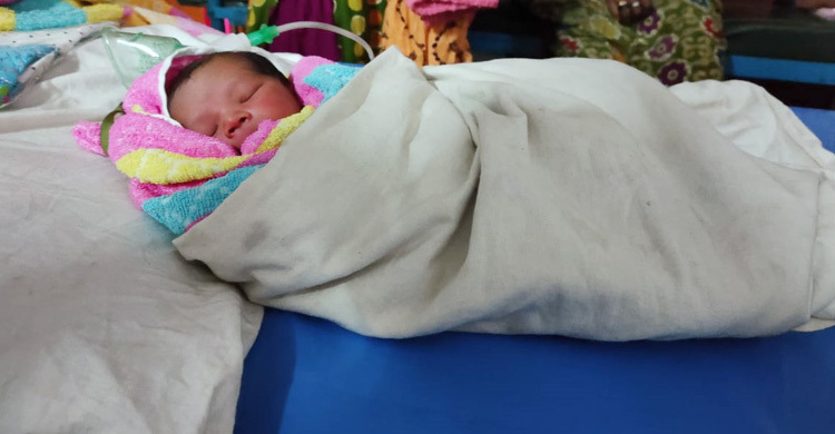 রাস্তায় সন্তান প্রসব, ভারসাম্যহীন নারীর পাশে উপজেলা প্রশাসন