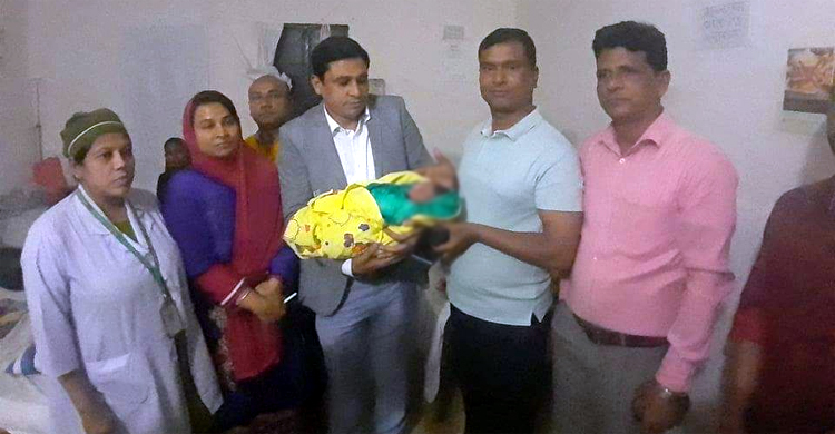 রাস্তার পাশে শপিং ব্যাগে কাঁদছে নবজাতক