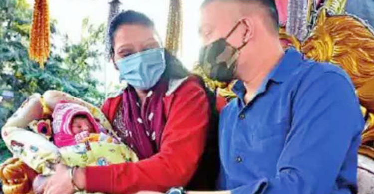 ২০ বছর পর মেয়ে সন্তান, ‘রাজকন্যা’ সাজিয়ে বাড়ি আনলো পরিবার