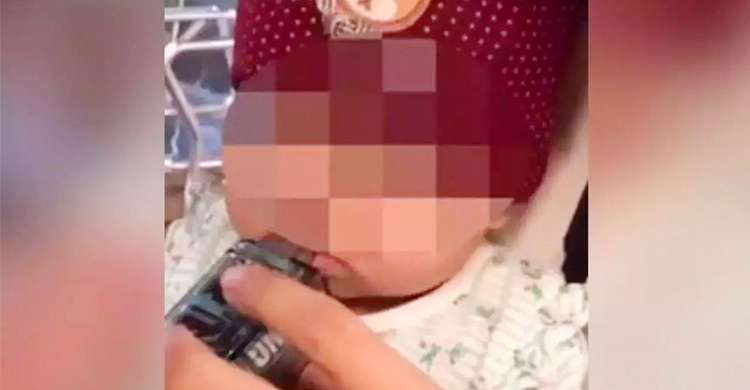 ভাইরালের লোভে শিশুর মুখে ই-সিগারেট গুঁজে ভিডিও, যুবক গ্রেফতার