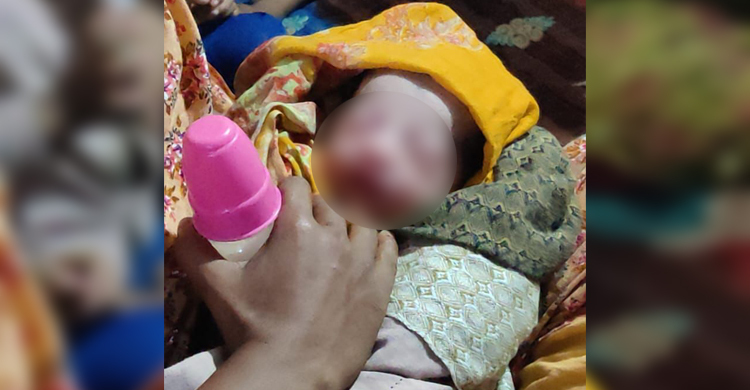 সড়কের পাশে পড়েছিল কাপড়ে মোড়ানো নবজাতক