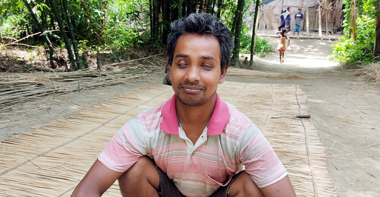 দুই চোখে আলো নেই, তবুও পিছিয়ে নেই বাচ্চু