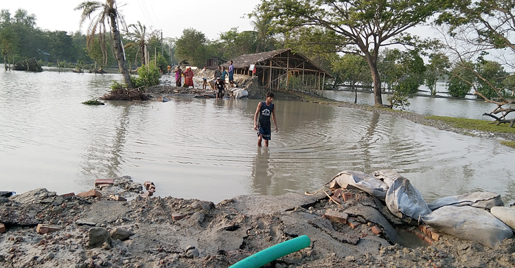 সকালে স্বেচ্ছাশ্রমে মেরামত, দুপুরে আবারও ভাঙন