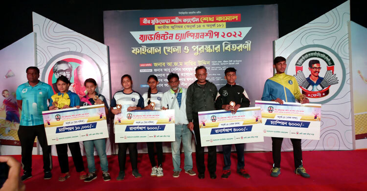 ফেনীতে শেখ কামাল জাতীয় ব্যাডমিন্টনে চ্যাম্পিয়ন প্রিয়ন্তি-মুসতাকিম