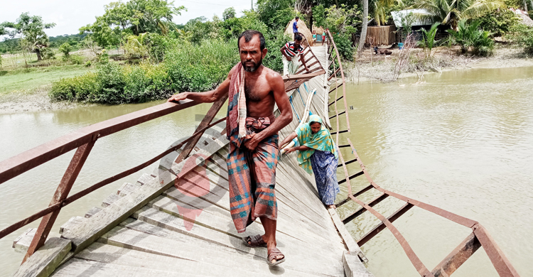 ৮ মাস ধরে ঝুলছে ভাঙা কাঠের ব্রিজটি, বাধ্য হয়েই পারাপার